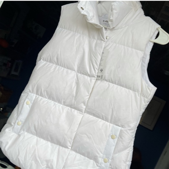 New Athleta ⭐️FINAL PRICE ⭐️White Warm Downtown Vest Size Small - Picture 2 of 16
